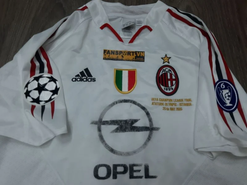 Đồng phục mùa 2005 của AC Milan cực đẹp 